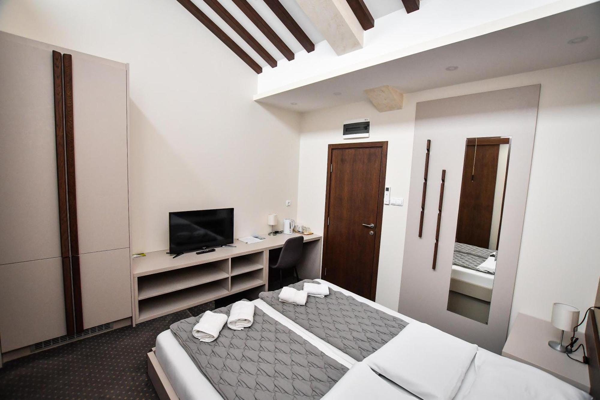 Atrijum Apartments And Rooms Кладово Экстерьер фото